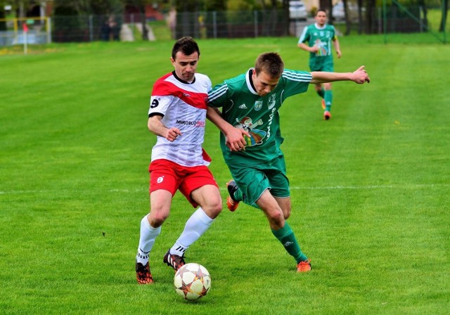 Grzegorz Obuch (z lewej), piłkarz Oskara Przysucha