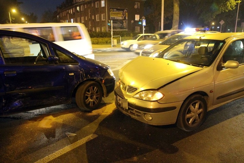 Wypadek na Krzywoustego. Fiat i renault na środku skrzyżowania