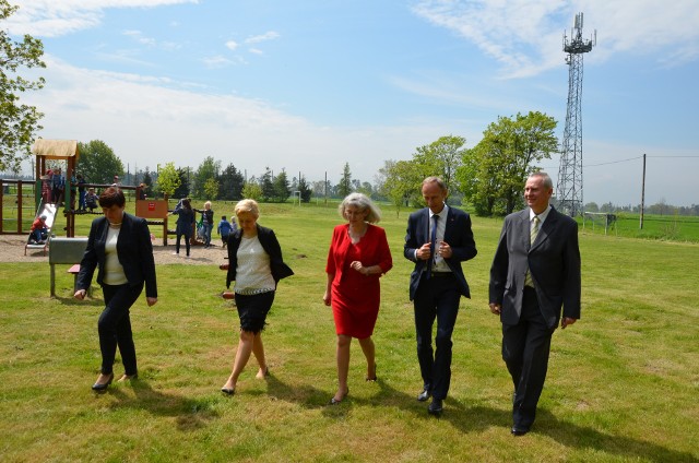 W maju w gminie Niemodlin gościł wiceminister Jan Widera, który oglądał boiska przeznaczone do remontu.  