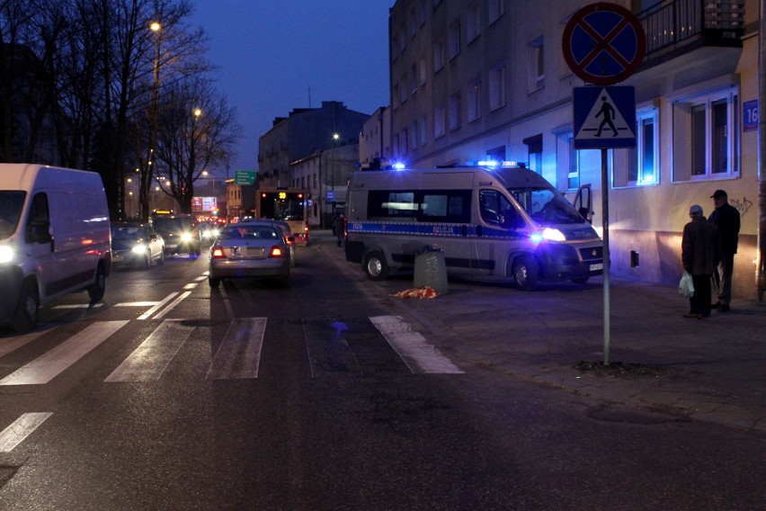 Wypadek na Kasprzaka w Łodzi. Pieszy potrącony na przejściu...