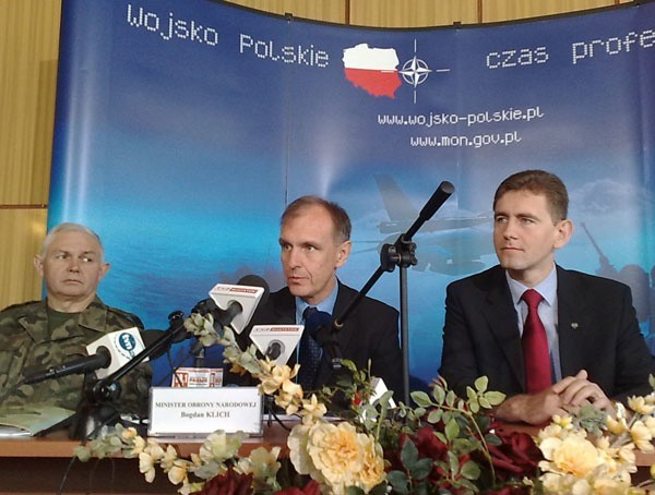 Minister Bogdan Klich (w środku) przywiózł dobre wiadomości