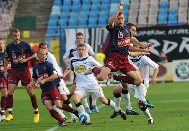 Marcin Nowak (w wyskoku na pierwszym planie) zdobył czwartą bramkę dla Pogoni w meczu z Wartą.