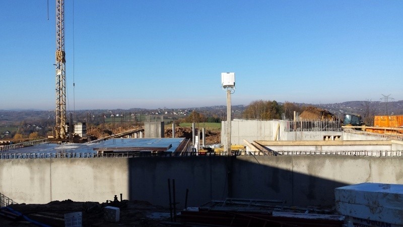 Dziekanowice.  Budowa szkoły zatrzymana w kadrach. Od kamienia węgielnego po stan surowy zamknięty [ZDJĘCIA]