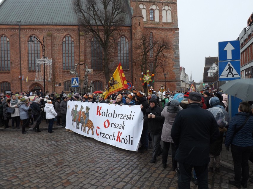 Pierwszy Orszak Trzech Króli w Kołobrzegu. Wyruszył po mszy odprawionej w bazylice [ZDJĘCIA] 