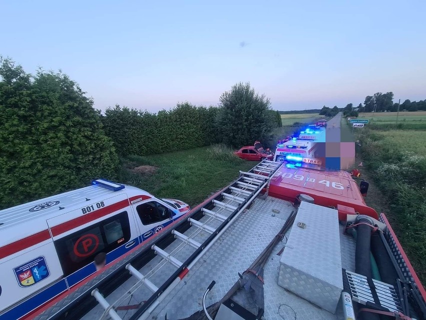 Turośń Kościelna. Wypadek osobówki. Cztery osoby trafiły do szpitala (zdjęcia)