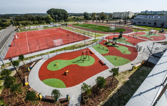 Wczoraj pokazano dziennikarzom budynek nowo wybudowanej szkoły podstawowej przy ul. Bora-Komorowskiego 2 w północno-wschodnim Fordonie. Wrażenie robią, m.in. wspaniałe boiska przed gmachem podstawówki