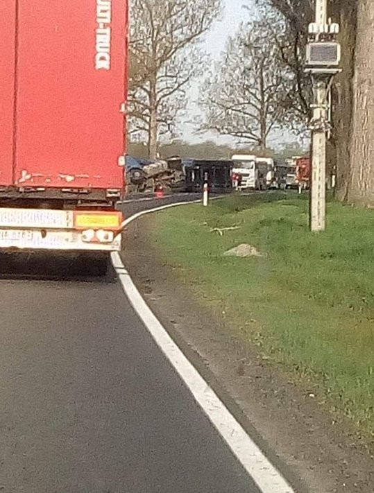 Ciężarówka przewróciła się na jezdnię i zablokowała drogę krajową 39 