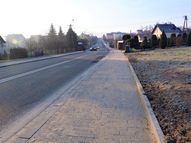 Nowy, przebudowany chodnik wzdłuż DW 956 (ul. Partyzantów) w Sułkowicach