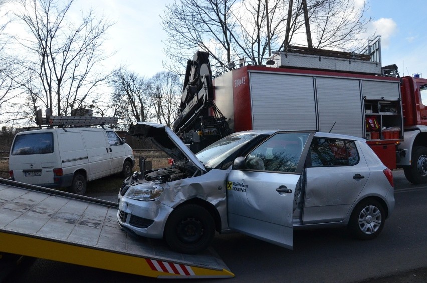 Wrocław: Wypadek na Balonowej. Jedno z aut dachowało (ZDJĘCIA)