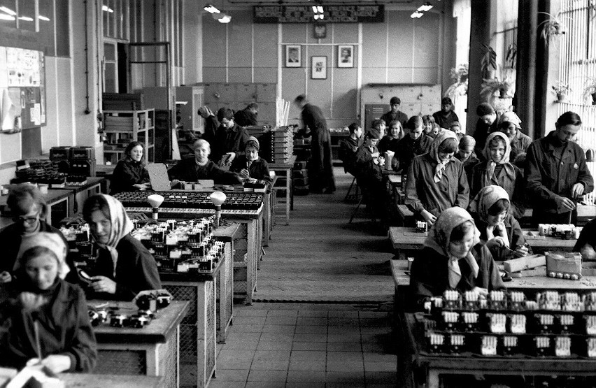 Planowaną zdolność produkcyjną zakład osiągnął w 1954 r....