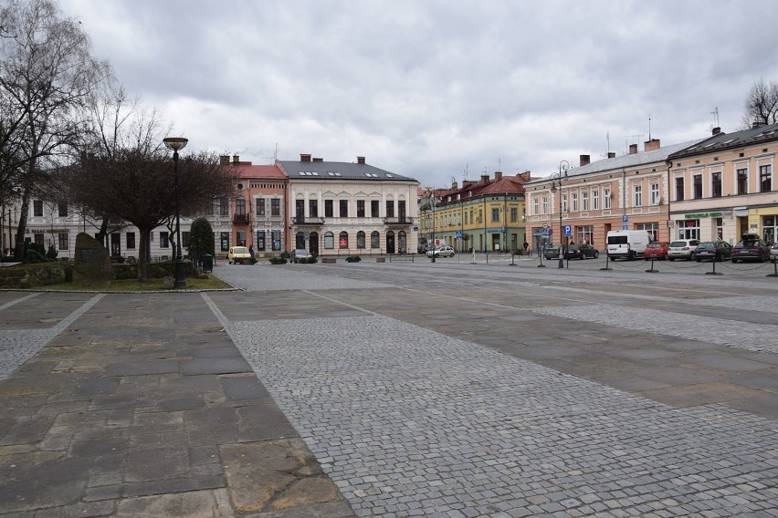 Nowy Sącz. Parking na płycie rynku został zlikwidowany. Nie można już tam pozostawiać pojazdów [ZDJĘCIA]