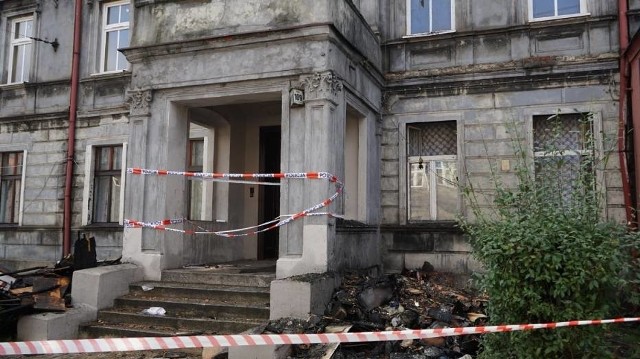 Większość mieszkań, choć nie były objęte pożarem, zostało zalanych podczas akcji gaśniczej