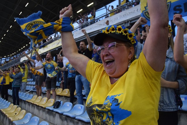 271 dni. Tyle dokładnie czasu musieli czekać kibice Stali Gorzów, by znów przyjść na stadion przy ul. Śląskiej. W piątek 3 lipca mogli ściskać kciuki za żółto-niebieskich w meczu Moich Bermudów Stali Gorzów z Eltroksem Włókniarzem Częstochowa. Robili to wyśmienicie. Gorzowscy żużlowcy, którzy w trzech pierwszych meczach nie zdobyli choćby jednego ligowego punktu, zmierzali w piątek po pierwsze ligowe zwycięstwo. Niestety, w trakcie spotkania w budynku magazynowym w ogniu stanęła rozdzielnia elektryczna. Na stadionie pojawiły się problemy z elektrycznością i oświetleniem i spotkanie trzeba było przerwać po dziesięciu biegach. Moje Bermudy Stal Gorzów prowadziła wówczas 32:28. Do tego momentu około 3,5 tys. kibiców mocno jednak zagrzewało swoją drużynę do walki. Jak? Zobaczcie w naszej galerii zdjęć!Czytaj również:Pożar na stadionie żużlowym w Gorzowie! Trzeba było przerwać mecz! Co z wynikiem spotkania?