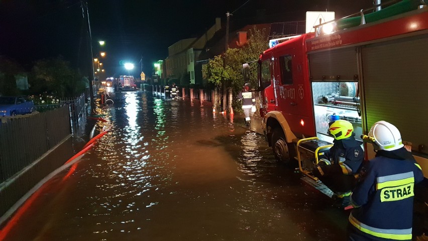 Powódź w Kadłubie - nocna akcja ratowania dobytku.