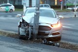 Wypadek na pl. Strzegomskim we Wrocławiu. Samochód uderzył w latarnię | ZDJĘCIA