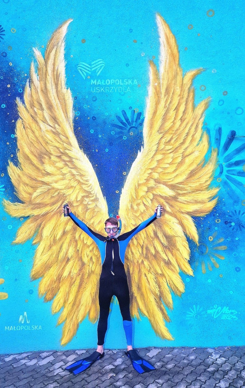 Wszyscy będą sobie robić tam zdjęcia. W Nowym Sączu powstał niezwykły mural ze skrzydłami anioła 