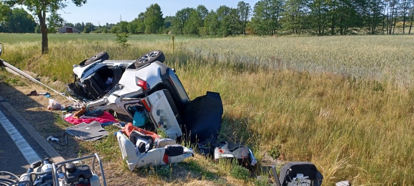 Auto dachowało i wpadło do rowu