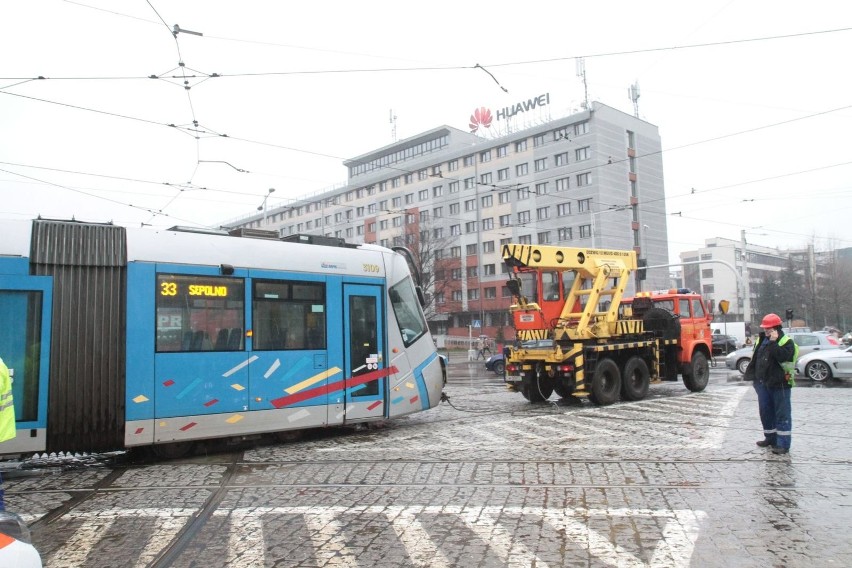 Wykolejenie tramwaju na pl. Grunwaldzkim. 21 grudnia...