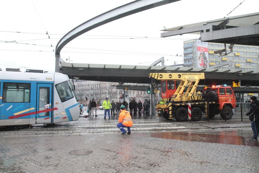 Wykolejenie tramwaju na pl. Grunwaldzkim. 21 grudnia...