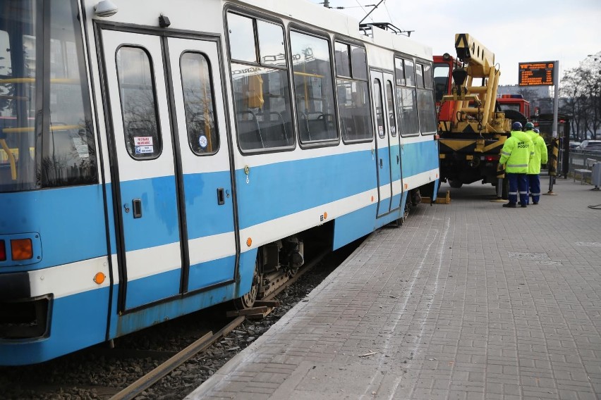 Wykolejenie tramwaju na pl. Strzegomskim. 28 lutego MPK było...
