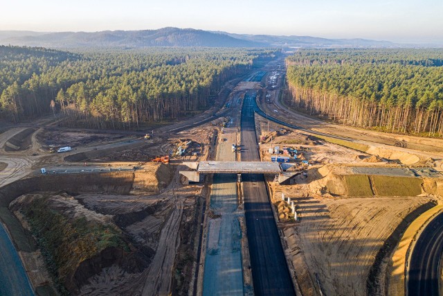 W budowie są już trzy odcinki S6 między Bożympolem Wielkim a Gdynią o łącznej długości ok. 41 km. Odcinek od Bożepola Wielkiego do Luzina o długości około 10 km powstanie za kwotę ok. 338 mln zł. Inwestycję realizuje firma PORR. Zgodnie z harmonogramem okres przeznaczony na wykonywanie robót potrwa do lipca 2021 r.