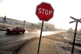 Znak B-20 „Stop". Gdzie kierowca powinien zatrzymać pojazd? 