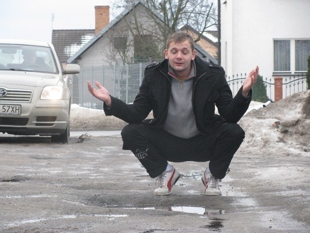 - Ta droga jest chyba najgorsza w mieście - mówi Łukasz Borek z ul. Korczaka. fot. Krzysztof Korsak