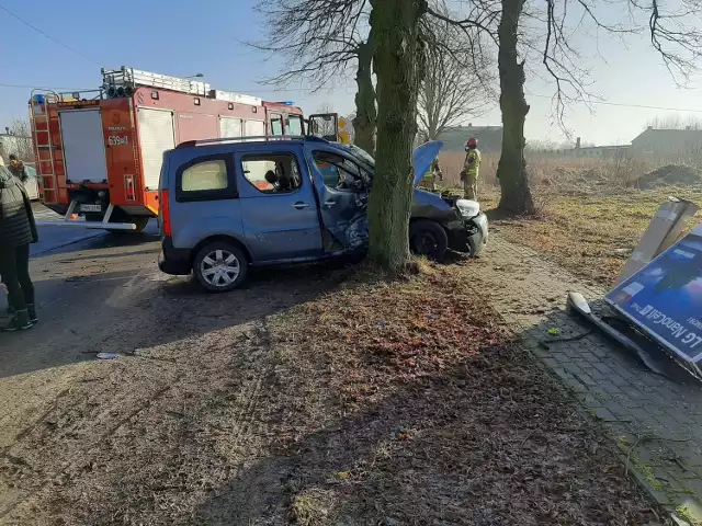 W poniedziałek przy ul. Klasztornej w Gołańczy doszło do wypadku. Kobieta uderzyła samochodem marki Peugeot w drzewo. Ranną zabrał do szpitala śmigłowiec LPR.Zobacz więcej zdjęć --->