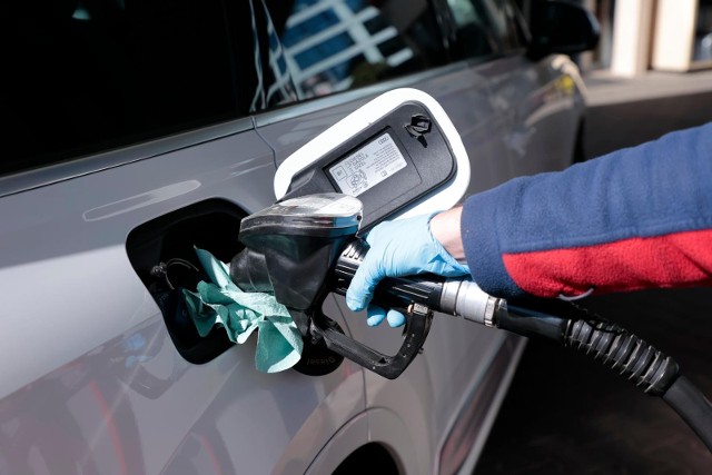 Choć koniec maja przyniósł zwyżkę cen paliw, to średnie ceny benzyny, diesla i LPG na polskich stacjach w maju były wyraźnie niższe w porównaniu z kwietniem.