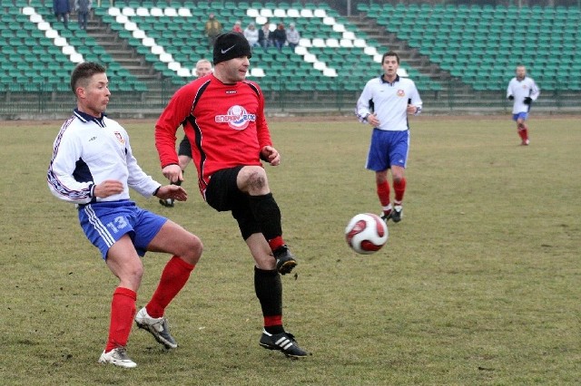 Jacek Kacprzak (z piłką) to najbardziej doświadczony piłkarz Pilicy Białobrzegi.