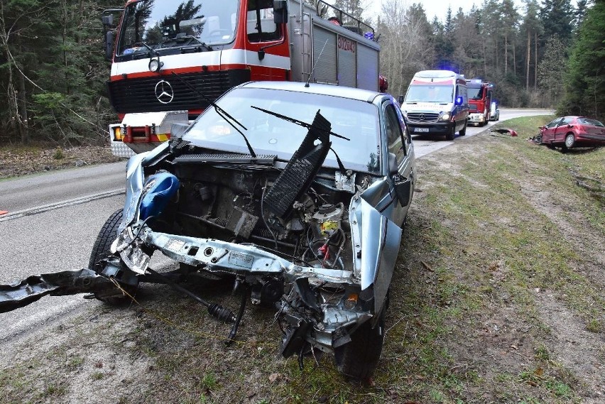 Fatalne zderzenie na trasie Kielce - Zagnańsk. Z auta wypadł... silnik (WIDEO, ZDJĘCIA)