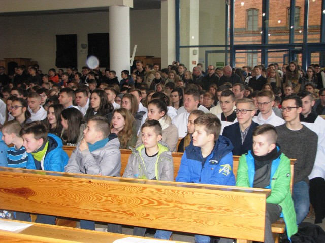 Tradycyjnie na tę liturgię przyjeżdżają z całej diecezji ministranci i ministrantki oraz członkowie schol liturgicznych. Biskup podziękował im za ich posługę w parafiach, życzliwość na co dzień i za modlitwę za kapłanów.