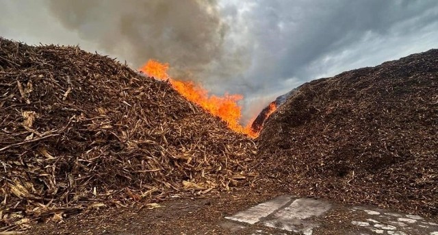 10 zastępów z kilku jednostek straży pożarnej walczyło z pożarem składowiska biomasy w miejscowości Sławoszewek (gm. Kleczew)