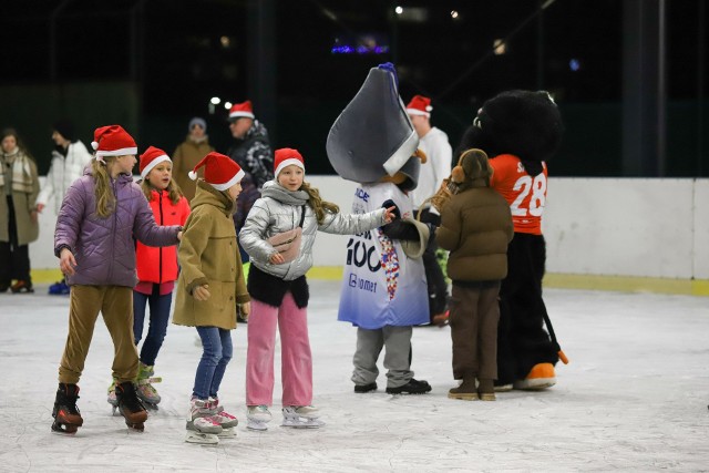 Sezonowe lodowisko przy ulicy Przy Skarpie w Toruniu zostało otwarte w sobotę 16 grudnia. Inauguracyjna ślizgawka cieszyła się dużym zainteresowaniem. Atrakcji dla łyżwiarzy nie brakowało