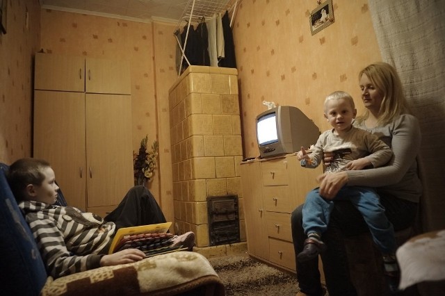 Sylwia Frąckowiak oraz jej synowie Norbert i Mateusz czekają na mieszkanie
