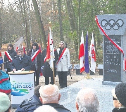 Odsłoniętcie pomnika Pamięci Olimpijczyków w Szczecinie na Cmentarzu Centralnym nastąpiło w poniedziałek po godzinie 14.