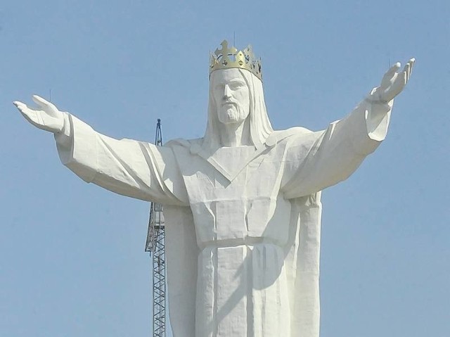 To już jedna z atrakcji regionu. Pomnik Chrystusa Króla w Świebodzinie ma 52 m wysokości, z czego 16 m to sztucznie usypany kopiec. Ostateczny ciężar konstrukcji szacowany jest na ponad 440 ton.