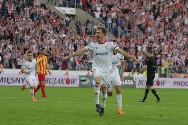 09052018 zabrze mecz ekstraklasy gornik zabrze korona kielce nz w bialej koszulce z nr 55 pawel bochniewicz gornikarkadiusz gola   polska press