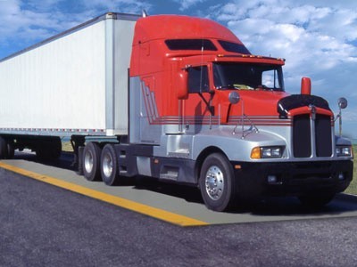 Przeładowane ciężarówki to główna przyczyna złego stanu podlaskich dróg. Przejazd jednego samochodu ciężarowego o nacisku 100 kN/oś znaczy dla nawierzchni jezdni tyle, co przejazd 160 tys. samochodów osobowych.