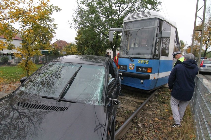 Wypadek przy skrzyżowaniu ul. Wschowskiej i Kosmonautów