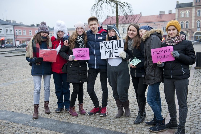 Free Hugs czyli darmowe przytulanie w Rynku w Skierniewicach