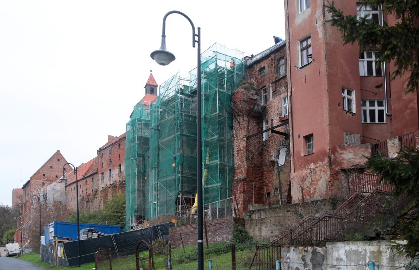 Spacerując na Błoniach Nadwiślańskich można zauważyć prace...