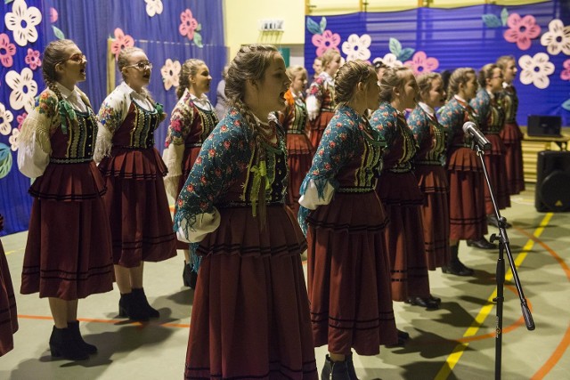 Zespół „Plejada” z Publicznego Gimnazjum w Przytyku jak zwykle w dobrej formie: dziewczęta i chłopcy, w pięknych strojach, zaśpiewali dobrze znane przyśpiewki ludowe.