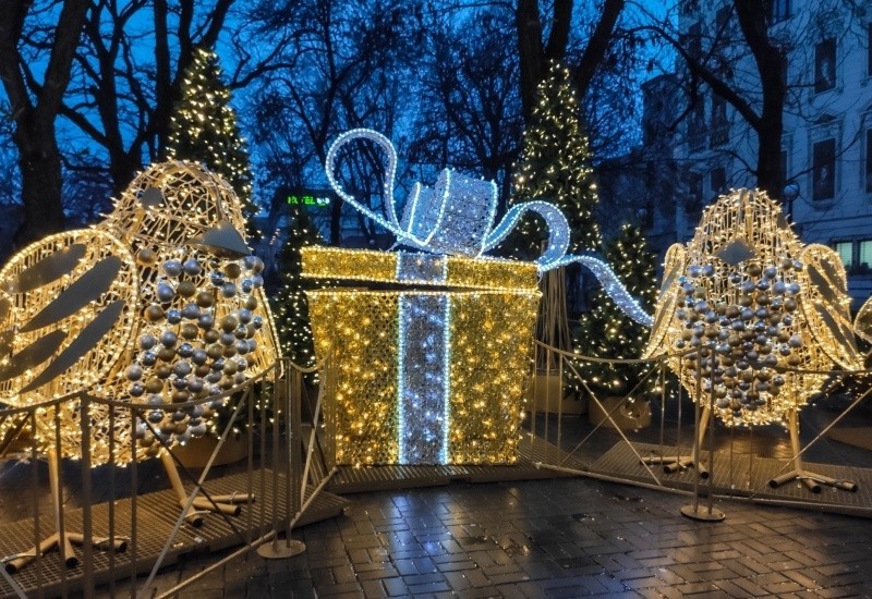 Iluminacja świąteczna w Łodzi. Rozpoczęły się prace nad montażem iluminacji na ul. Piotrkowskiej. Zobacz jak wyglądała wcześniej