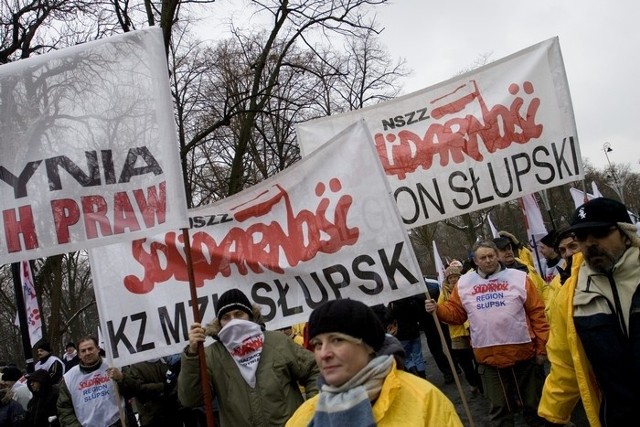 Związkowcy z regionu slupskiego na czele ze Stanislawem Szukalą, przewodniczącym Zarządu Regionu Solidarności pojechali na wielką antyrządową demonstracje do Warszawy.