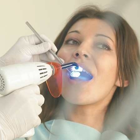 Polacy przyznają się, że najczęściej odwiedzają stomatologa w trosce o zdrowie zębów i dziąseł