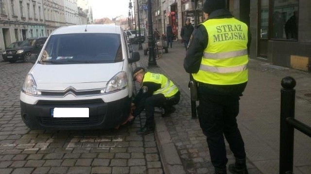 W ciągu kilku godzin strażnicy ujawnili aż 110 samochodów zaparkowanych w miejscach niedozwolonych.