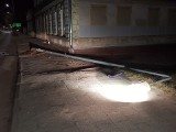 Nocny wypadek w Szczecinku. Auto ścięło latarnię [ZDJĘCIA]
