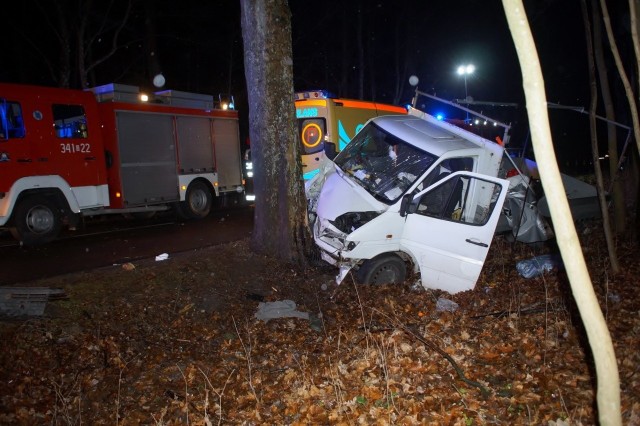 Dzisiaj (10.12.2018), przed godz. 18., kierujący dostawczym Mercedesem mężczyzna, wpadł w poślizg, stracił panowanie nad pojazdem i uderzył w drzewo na wysokości miejscowości Krzywań w kierunku Dębnicy Kaszubskiej. W został przewieziony do słupskiego szpitala. Na miejscu wypadku pracują policjanci i technicy policyjni.