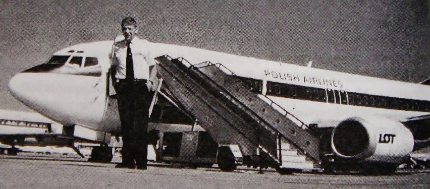 Kapitan pilot Stanisław Kluk na tle samolotu typu „Boeing”...